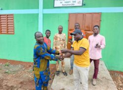 Cérémonie de remise des clés de l'atelier de conditionnement et de stockage avec un forage positif sur support tank