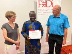 Le Sécrétaire Général du Conseil d'Administration recevant des mains de responsables de la FERDI une attestation suite à sa formation sur la gestion et gouvernance des coopératives de l'agriculture et de l'agroalimentaire en France (Clermont - Ferrand)