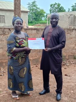 Présentation de l'attestation de formation du SG CA à la présidente de la coopérative